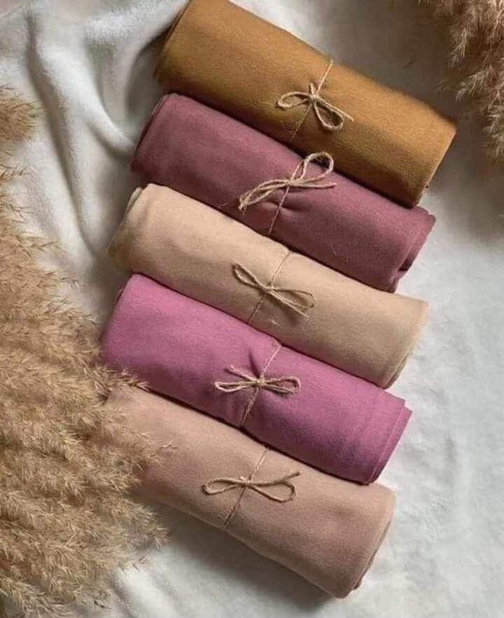 Elegant woman wearing a modern abaya from Zairaz’s modest fashion collection.