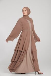 Layered Abaya : Multiple layers of fabric for added volume and sophistication
